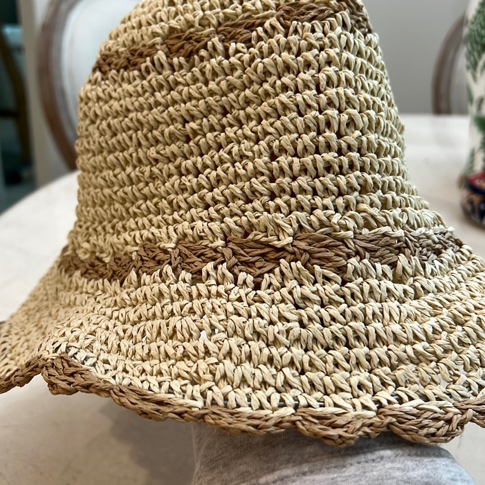 Fun straw bucket hat. Never used.
